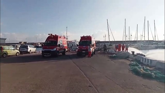 Porto Torres, peschereccio urta gli scogli entrando in porto: vigili del fuoco al lavoro per evitare che affondi