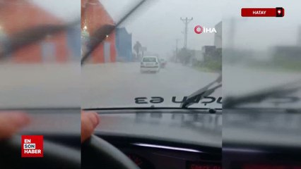 Hatay’da etkili olan sağanak yağmur yolları göle çevirdi