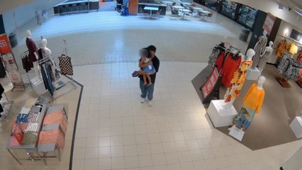 Las cámaras graban como un hombre secuestra a una niña en un centro comercial