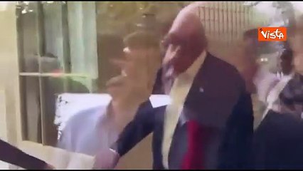 Trump, entrando alla Casa Bianca, tiene la porta aperta per il suo agente dei servizi segreti