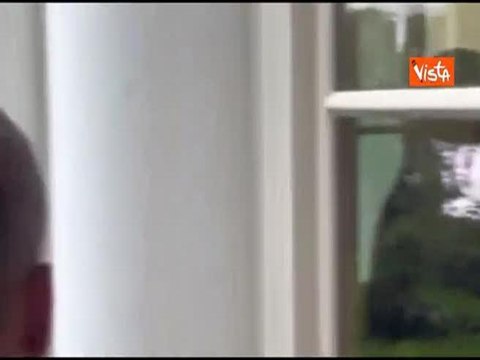 Trump, entrando alla Casa Bianca, tiene la porta aperta per il suo agente dei servizi segreti