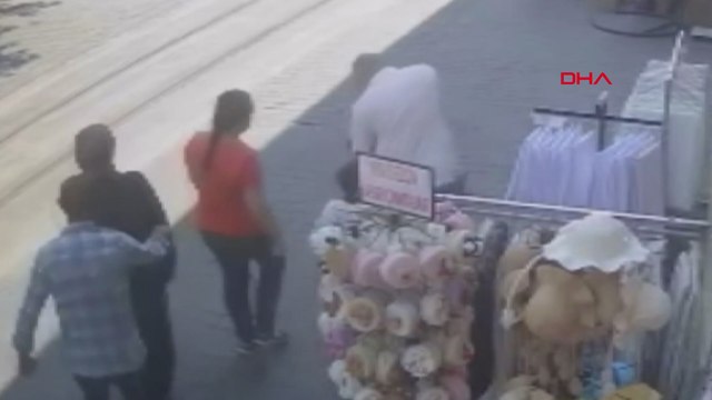 Kadının cüzdanını çalan şüpheliyi güven timleri yakaladı; hırsızlık kamerada