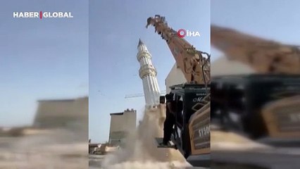 Depremde ağır hasar alan minarenin yerle bir olduğu anlar kameraya yansıdı