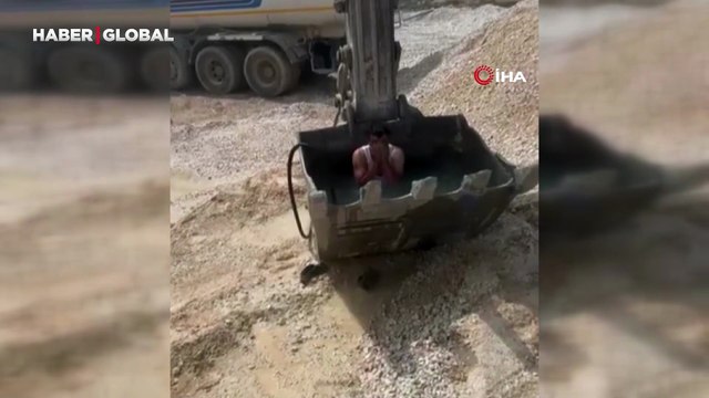 Sıcaktan bunalan işçiler kepçeyi havuza çevirdi