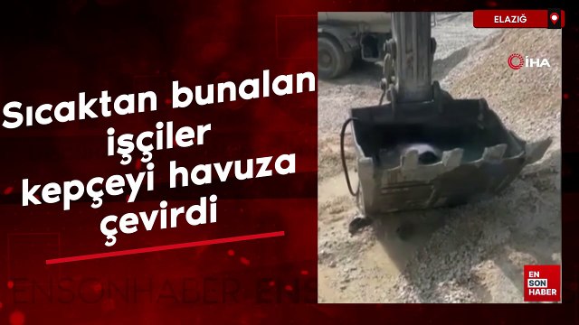 Elazığ'da sıcaktan bunalan işçiler kepçeyi havuza çevirdi