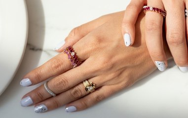 مصممة المجوهرات هبة جابر لـgheir: أعتمد على المشاعر والقصص الإنسانية كمصدر إلهام