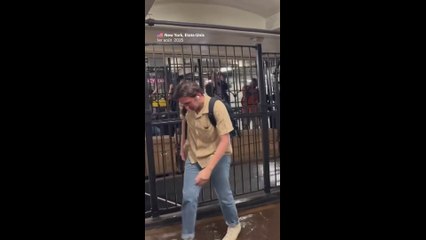 Des New-Yorkais tentent de garder les pieds au sec après l'inondation d'une station de métro
