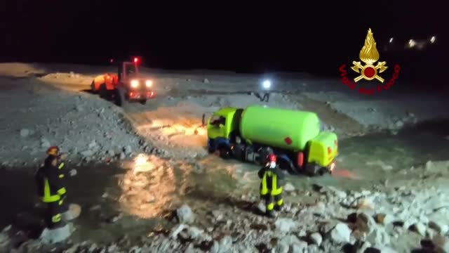 Belluno, un'autocisterna di Gpl si blocca in un guado: l'intervento dei vigili del fuoco