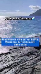 Vernazza, i ragazzi sfidano le onde: gioco pericoloso al molo