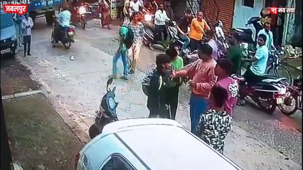Jabalpur News: नाबालिगों ने बीच सड़क बाप बेटे किया हमला,  CCTV वीडियो आया सामने