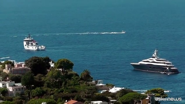 Zuckerberg e la sua flotta nel mare del golfo di Napoli