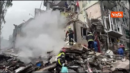 Grattacielo sventrato a Kiev dopo un attacco russo con 300 droni, le macerie e i soccorsi