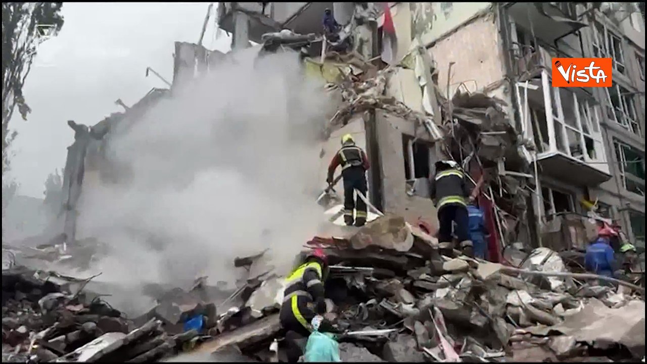 Grattacielo sventrato a Kiev dopo un attacco russo con 300 droni, le macerie e i soccorsi