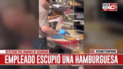 Empleado fue grabado mientras escupía una hamburguesa