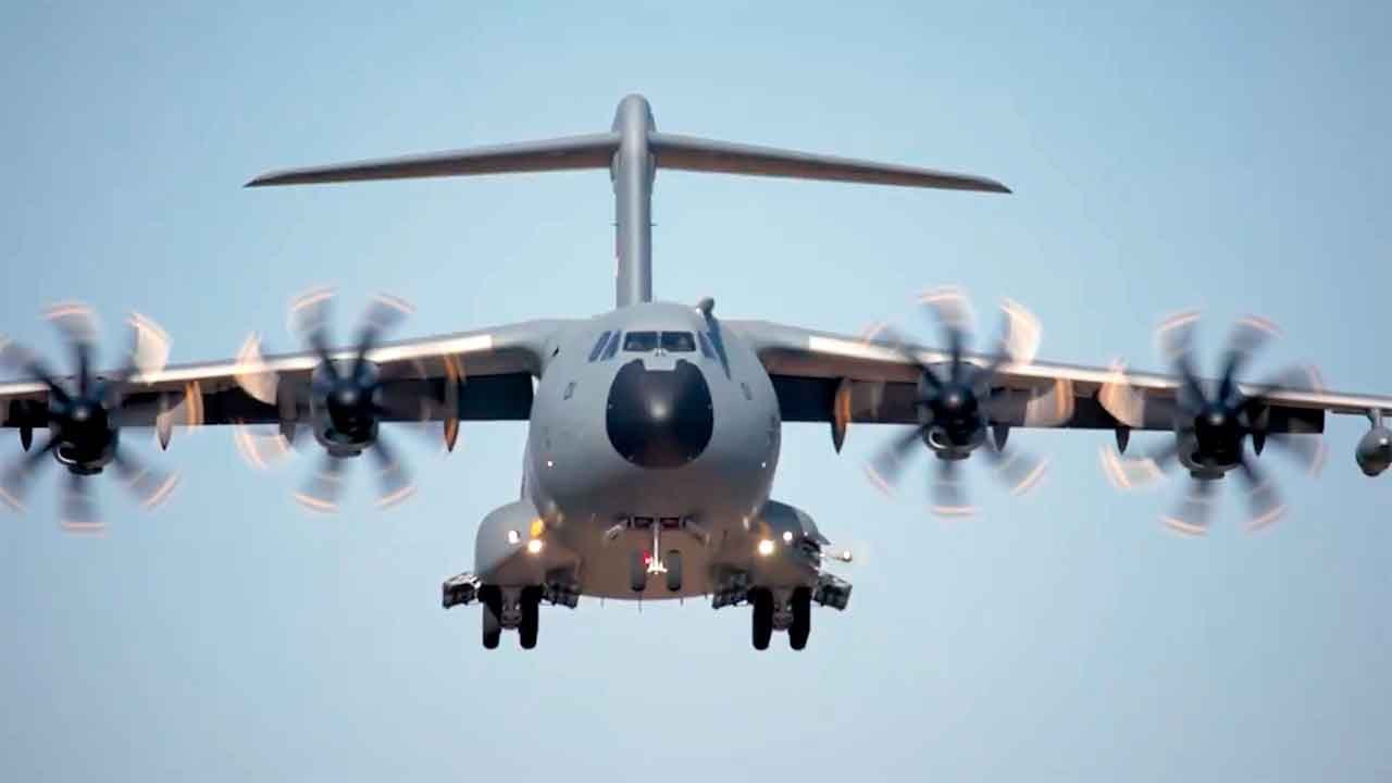 "Indrukwekkend! 🎬 Eerste vlucht van de EERSTE Indonesische A400M in Sevilla – je gelooft de manoeuvres niet!"