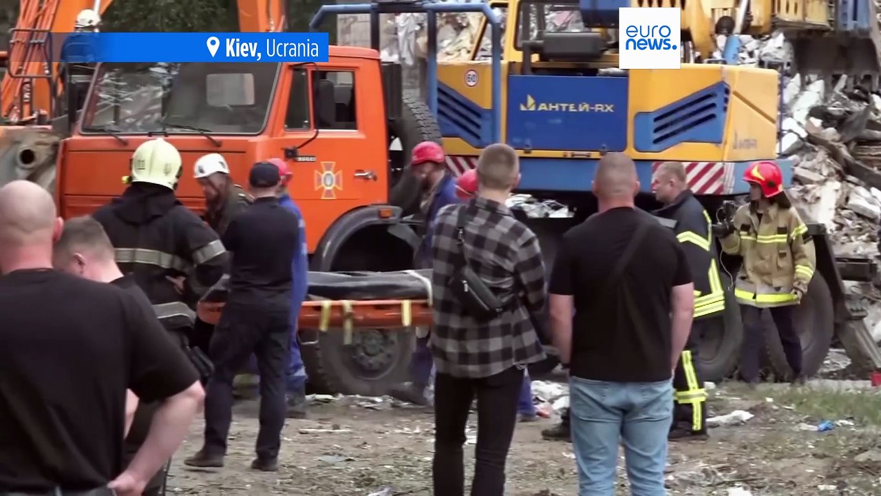 Aumentan a 31 los muertos, entre ellos niños, por el "vil" ataque ruso con misiles contra Kiev