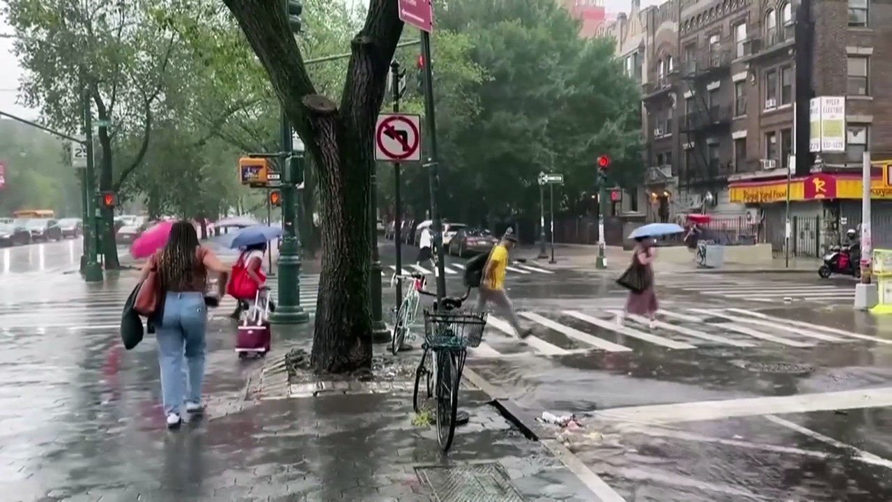 Piogge torrenziali causano alluvioni lampo e caos nei trasporti sulla costa est degli USA