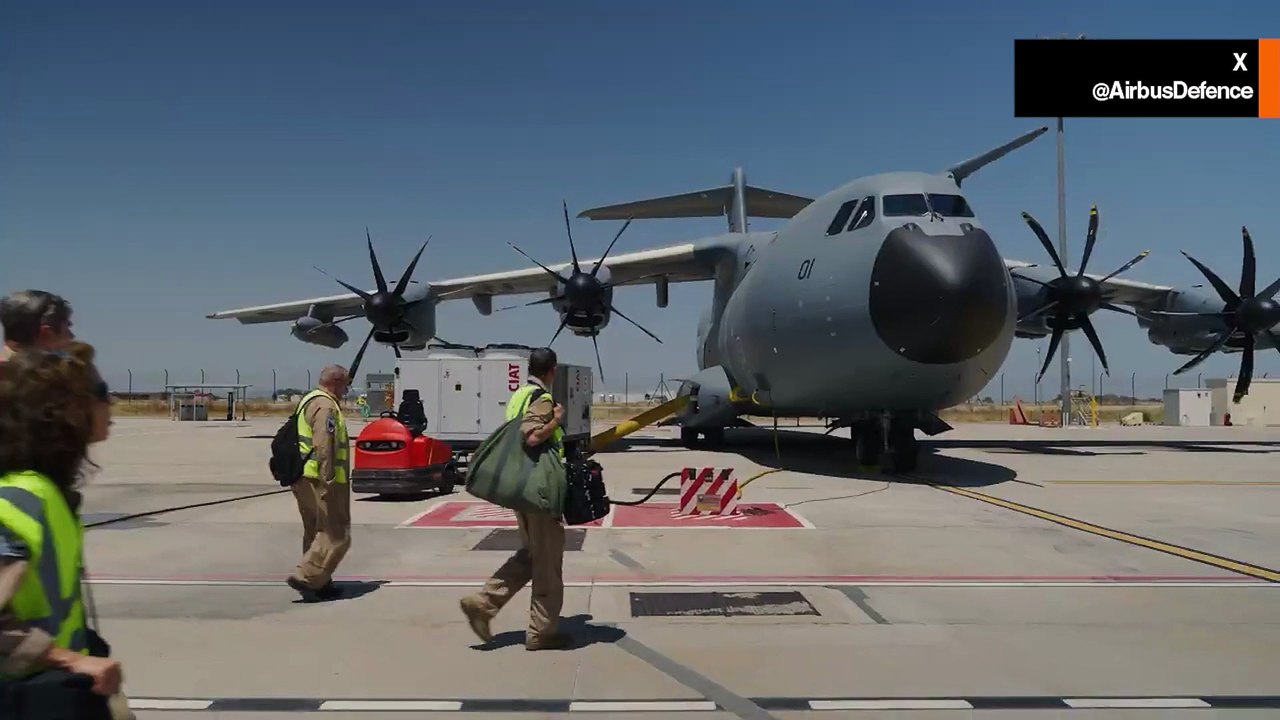 「太震撼了！🎬 印尼首架 A400M 在西班牙塞維利亞首飛 — 你不會相信它的飛行動作！」