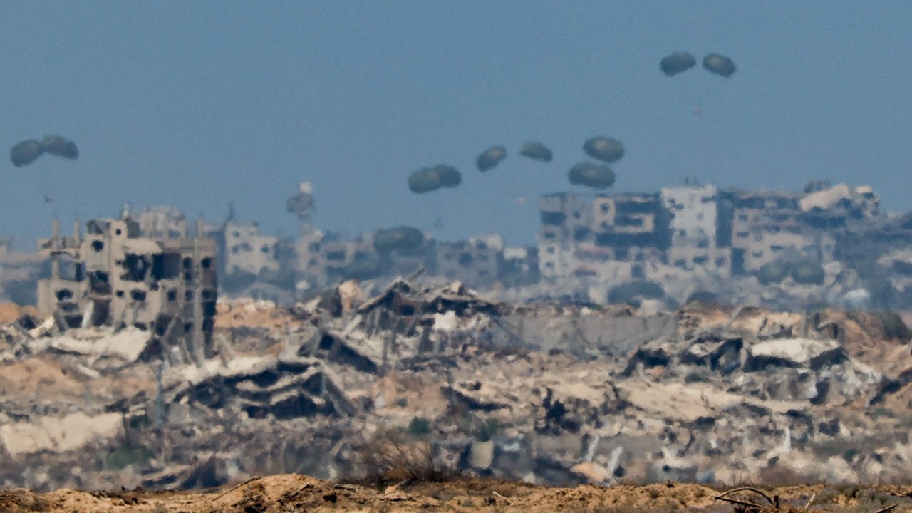 España entrega 12 toneladas de ayuda humanitaria a Gaza