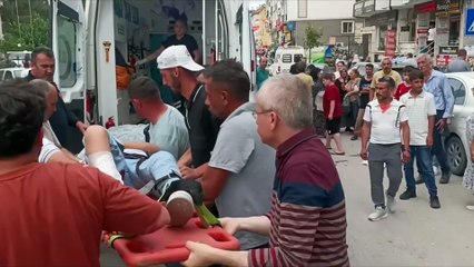 Küçük çocuk iki araç arasında sıkıştı