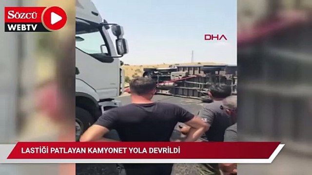 Lastiği patlayan kamyonet yola devrildi