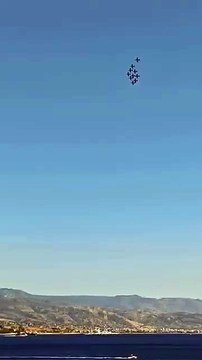 Il volo di ricognizione delle frecce tricolori a Messina