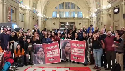 Tras su detención ilegal en Constitución, la militancia de su organización se acercó a pedir por su libertad