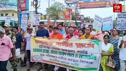 রাস্তার জমা জলে সাঁতার কেটে প্রতিবাদ বিজেপি বিধায়কের