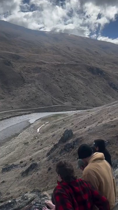 Pemuda iseng menggelindingkan batu dari atas gunung