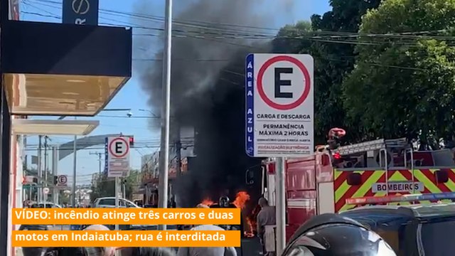 VÍDEO: incêndio atinge três carros e duas motos em Indaiatuba; rua é interditada