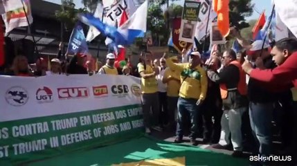 Protesta davanti al consolato Usa a San Paolo contro i dazi di Trump