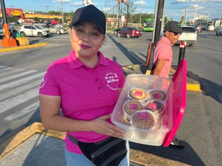 Madre emprendedora transforma un crucero de Juárez en su espacio de lucha diaria