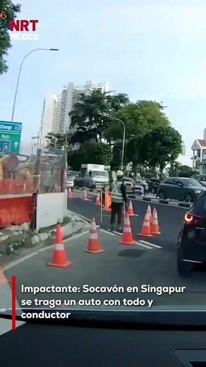 Un enorme socavón se abrió repentinamente en una calle de Singapur, provocando que un auto fuera literalmente tragado por el asfalto. El conductor resultó h3rido y fue atendido de inmediato por los servicios de emergenc1a.