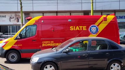 Ciclista é atingida por porta de carro estacionado na Rua Rafael Picolli