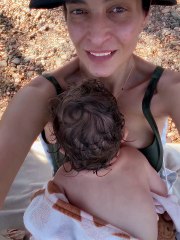 Αντιγόνη Κουλουκάκου: Με τον γιο της αγκαλιά στην παραλία