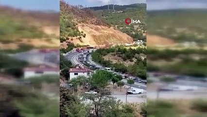 Zift kamyonu devrilip yandı, karayolu trafiğe kapandı