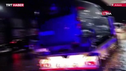 Ankara'da sağanak caddeleri göle çevirdi