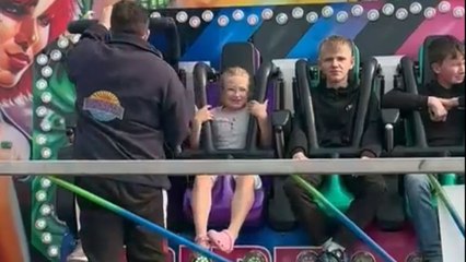 Little girl gets scared on Hulk ride and dad rushes to stop it fast