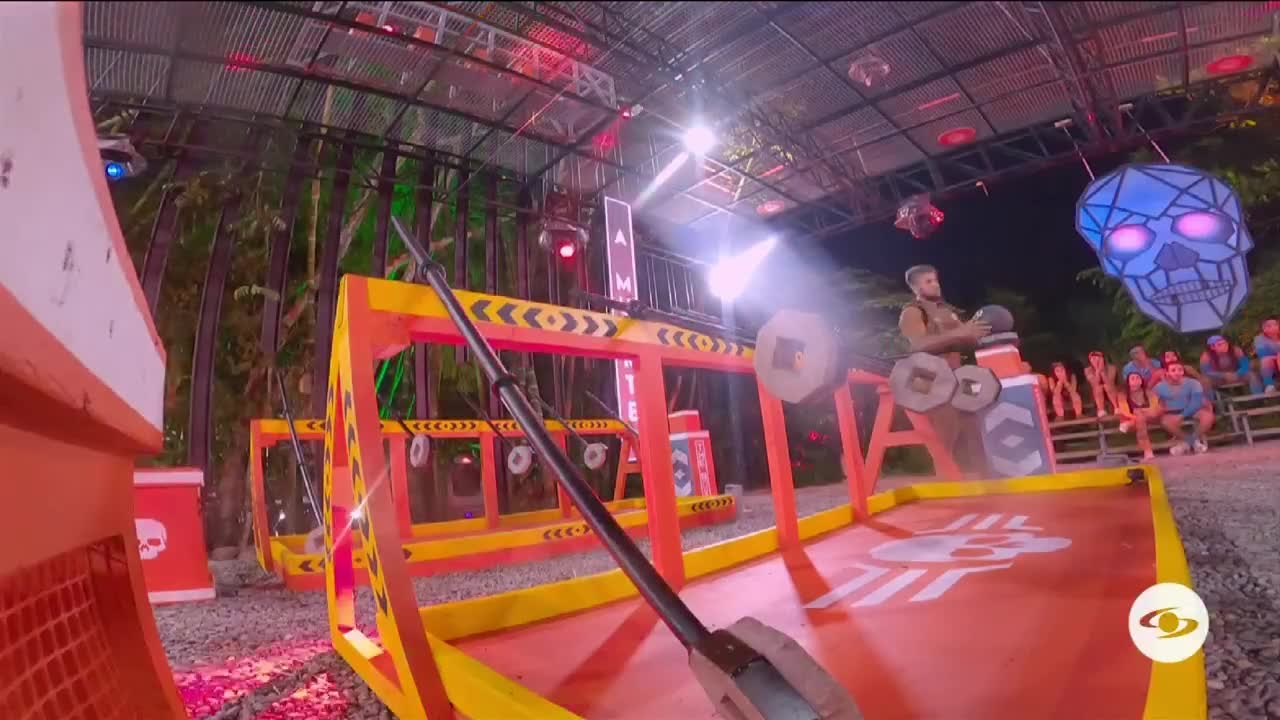 57. Antes de pasar a la siguiente fase de la competencia, el Box Negro despide a un hombre