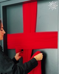 Festive Christmas door decoration with a bow 🎄🌟