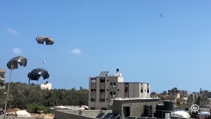 Filistinliler paraşütle indirilen insani yardım malzemelerine akın etti