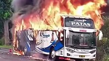 Akibat Percikan Api dari Mesin, Bus Ini Ludes Terbakar di Temanggung