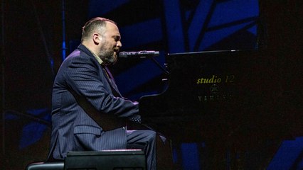 Raphael Gualazzi, il live alla Casa del Jazz. Il suo mondo musicale pieno di soul, pop e swing