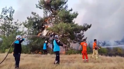 rman yangınlarında görüntü vermek için tertemiz giysileriyle hortum tutan Menzil Cemaati mensupları…