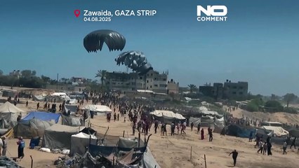 La foule, dans une ruée chaotique, se précipite vers l'aide parachutée à Gaza