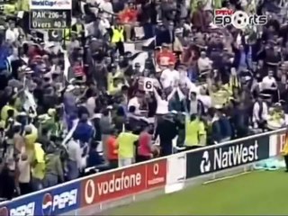 Cameo of Shahid Afridi with bat in the super 6 Knockout game of 1999 WC Against Zimbabwe.