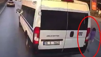 Otizmli çocuğa çarpmamak için sürücüsünün manevra yaptığı minibüs beton mikseriyle çarpıştı