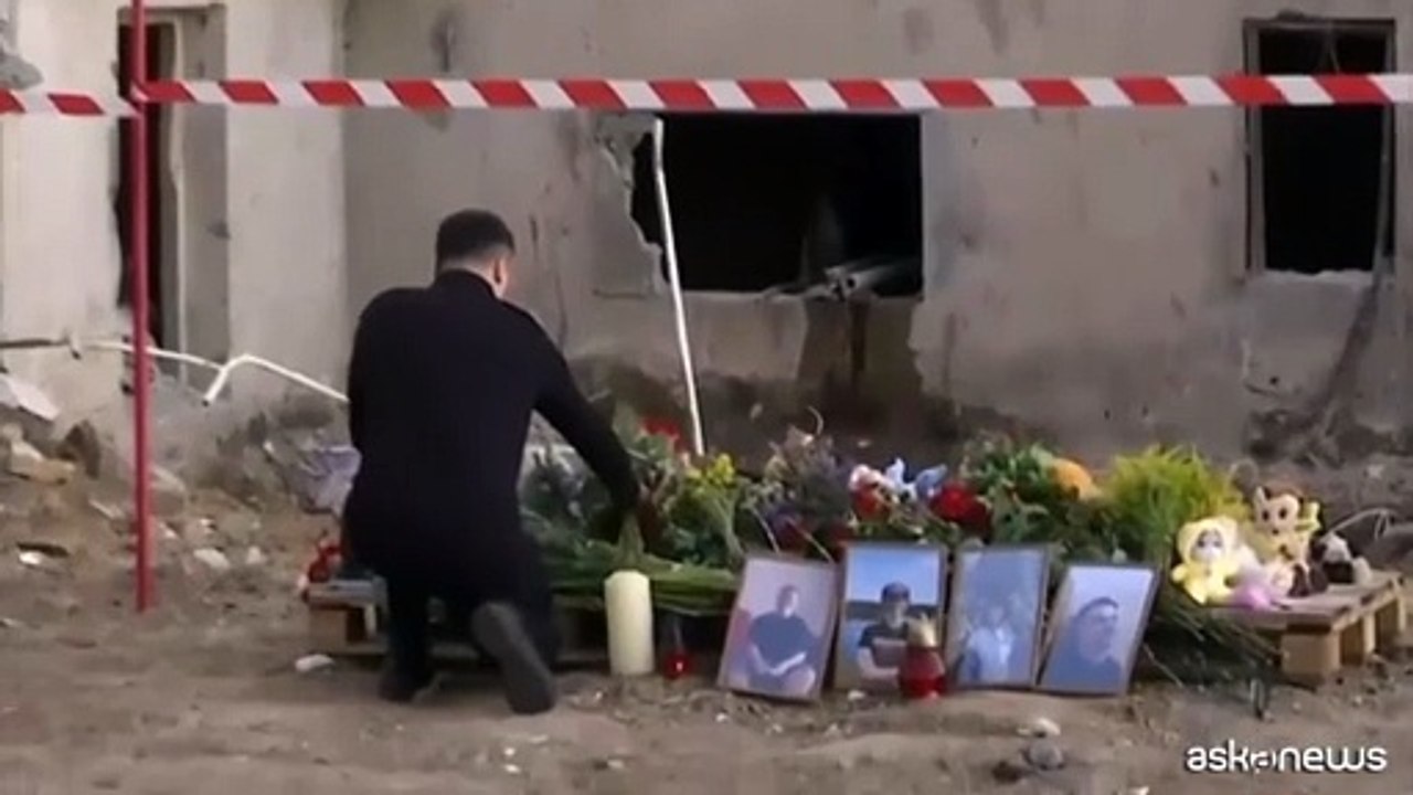 Ucraina, Zelensky sul luogo dell'attacco russo a Kiev