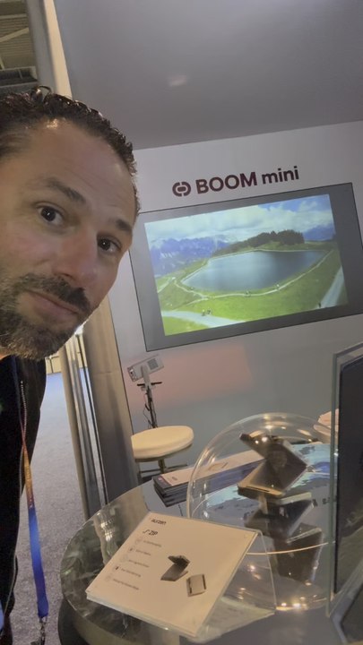 Petit coup de cœur pour le mini projecteur Aurzen !Compact, design et prêt à transformer n’importe quel mur en écran géant, il a vraiment marqué les esprits au #CES2025.Un gadget parfait pour les amateurs de home cinéma et de tech portable. 🎥✨