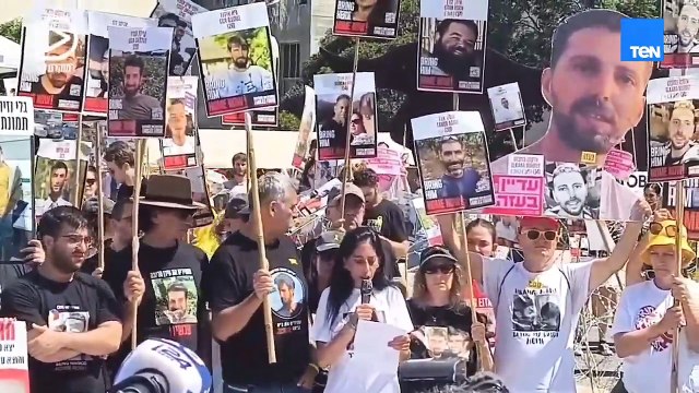 عائلات المحتجزين بغزة ينظمون مؤتمرا صحفيا في تل أبيب للمطالبة بعقد صفقة تبادل وإنهاء الحرب